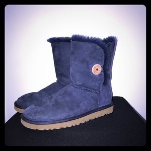 Short navy blue button Uggs